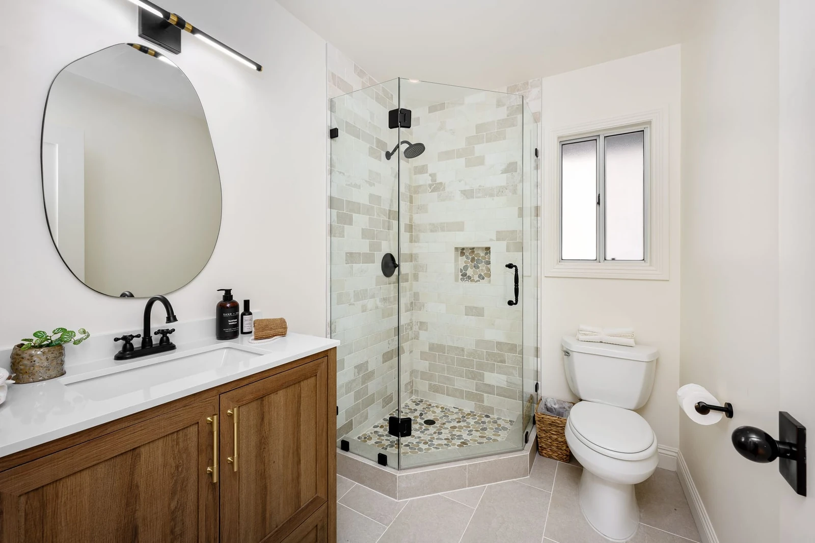 Baño Moderno y Minimalista - Reforma en Can Roca